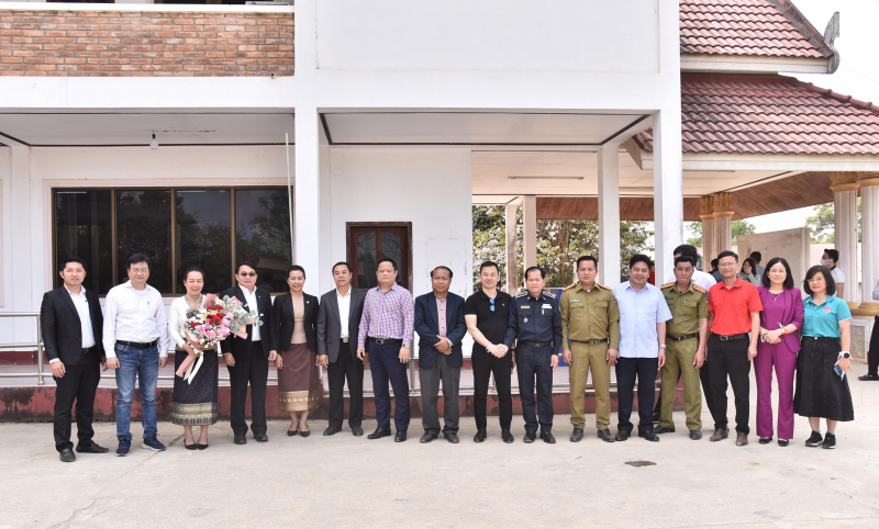 Đoàn đại biểu Văn phòng Quốc hội Việt Nam chụp ảnh lưu niệm cùng Đoàn đại biểu Ban Thư ký Quốc hội Lào tại cửa khẩu quốc tế Pang Hok, tỉnh Phongsaly, Cộng hòa dân chủ nhân dân Lào